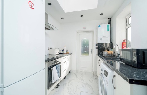 Hatfield Apartment | Modern Family-Friendly 4 Bedroom Apartmentn-Sleeps 11 in Style