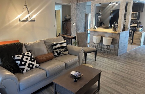 Toledo House | Modern family-friendly 3BR Home in Toledo