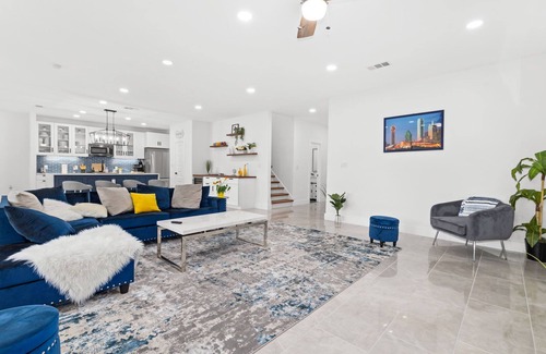 West Dallas House | Modern Family Friendly 5 BR in Dallas w Lounge
