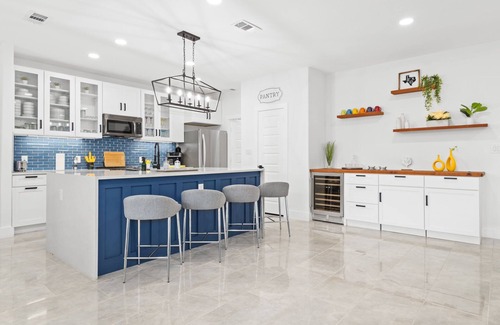 West Dallas House | Modern Family Friendly 5 BR in Dallas w Lounge