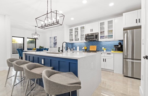 West Dallas House | Modern Family Friendly 5 BR in Dallas w Lounge