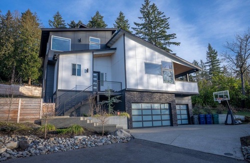 Auburn House | Modern Family Friendly Home w/River Views!