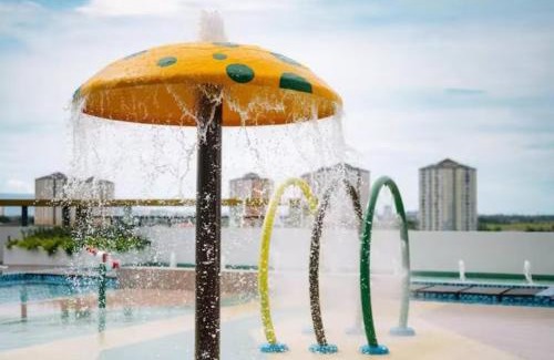 Bandar Perda Apartment | Modern Family-Fun Suites - Infinity Pool, Ps5, Pool table, Indoor-Cinema with Balcony - M1