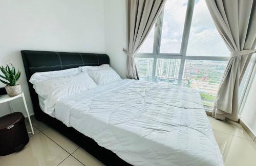 Bandar Perda Apartment | Modern Family-Fun Suites - Infinity Pool, Ps5, Pool table, Indoor-Cinema with Balcony - M1