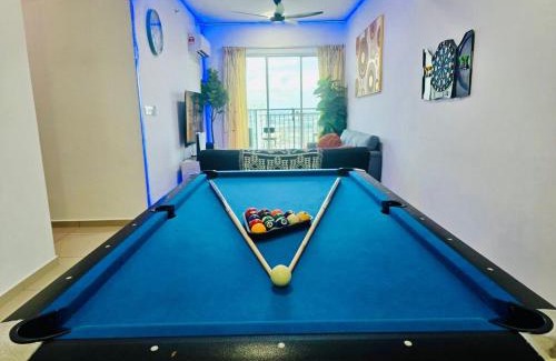 Bandar Perda Apartment | Modern Family-Fun Suites - Infinity Pool, Ps5, Pool table, Indoor-Cinema with Balcony - M1