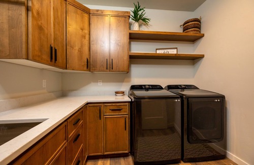 Klamath Falls House | Modern family home with game room, at the Runnning Y Resort.