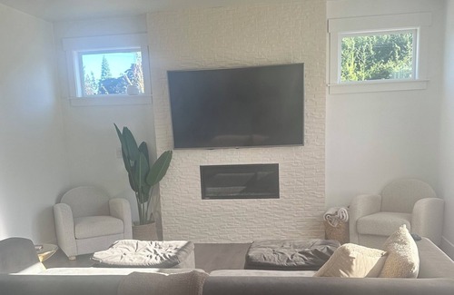 Alderwood Manor House | Modern Family Home -- 5 minutes from freeway and Alderwood Mall