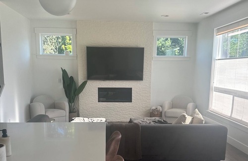 Alderwood Manor House | Modern Family Home -- 5 minutes from freeway and Alderwood Mall