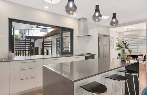 Graceville House | Modern family home in a leafy riverside suburb