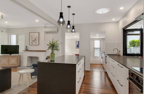 Graceville House | Modern family home in a leafy riverside suburb