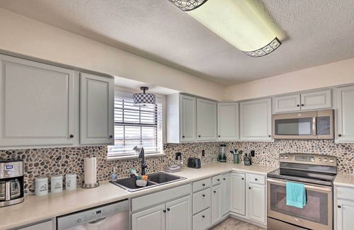 Sanger House | Modern Family Home w/ Pool & Patio!