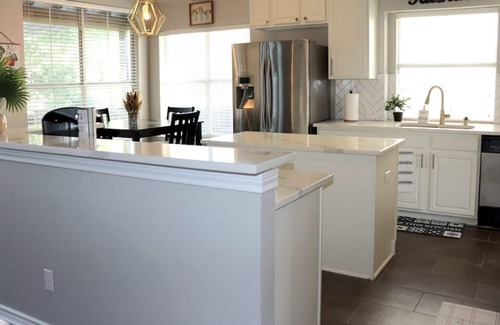 South Arlington House | Modern Family Home with a Yard and Private Deck