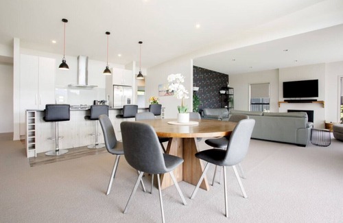 Wanaka House | Modern family home with mountain views