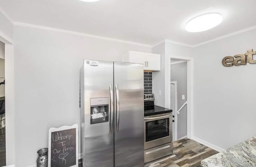 Maple Heights House | MODERN FAMILY & PET FRIENDLY 3BR/2BA ENTERTAINMENT HOME