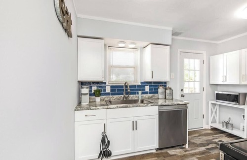 Maple Heights House | MODERN FAMILY & PET FRIENDLY 3BR/2BA ENTERTAINMENT HOME