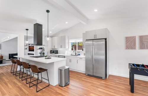Serra Mesa House | Modern Family Retreat w/Putting Green, Fire Pit - Near Zoo, Beaches, Downtown