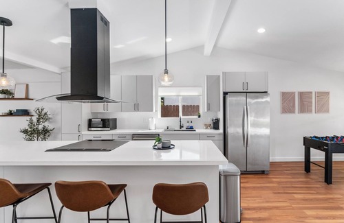 Serra Mesa House | Modern Family Retreat w/Putting Green, Fire Pit - Near Zoo, Beaches, Downtown