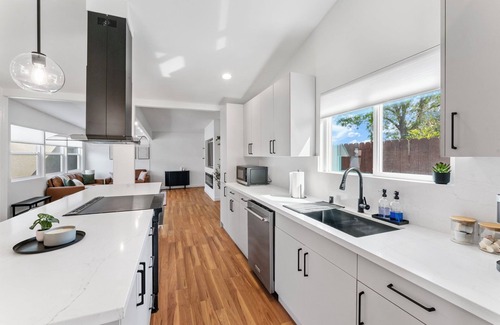 Serra Mesa House | Modern Family Retreat w/Putting Green, Fire Pit - Near Zoo, Beaches, Downtown