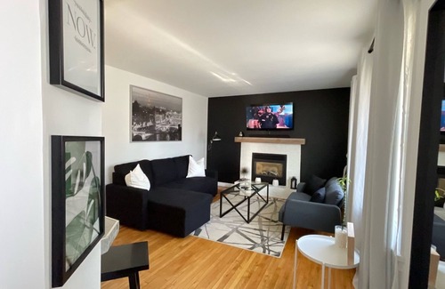 Barrie House | Modern family-sized home nearby Downtown Barrie with numerous amenities & deck.