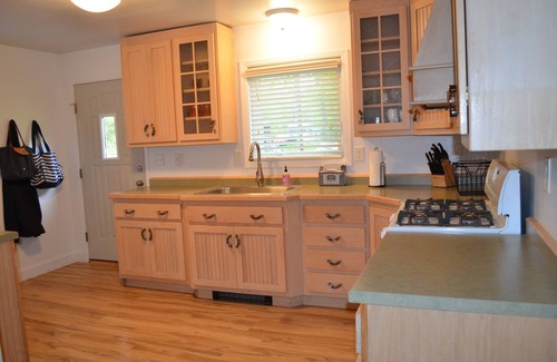 Wakefield House | Modern Family Style Getaway -Wakefield UP House for up to 8!