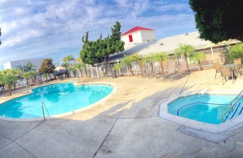 Torrance House | Modern Family Unit! Pool, On-site Restaurant, Near Attractions