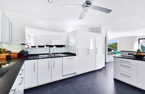 Nueva Andalucia Villa | Modern family villa with 5 bedrooms