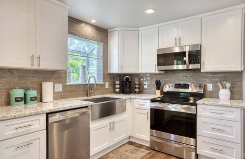Dalton Gardens House | Modern Farm House- 1-Acre Yard with Hot Tub, Gazebo, BBQ