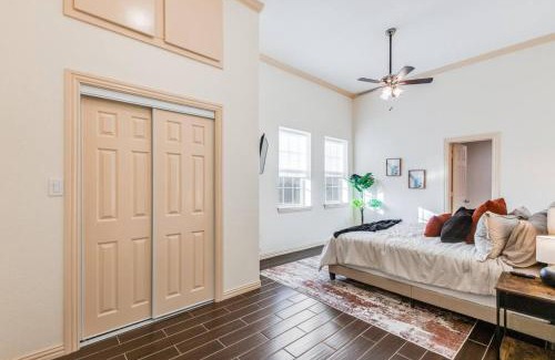 Weston House | Modern Farm House 2B 2B KING Bed