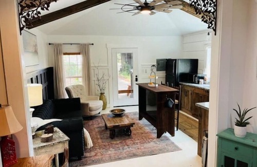 Northeast Pensacola Cottage | Modern Farm House Pensacola, FlnCentrally located in the heart of Pensacola