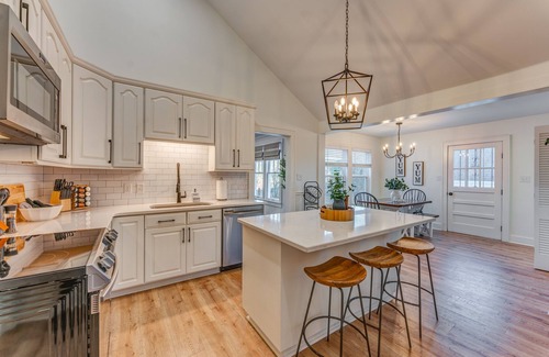 Stanton Cottage | Modern Farmhouse 5 miles to Blue Oval!