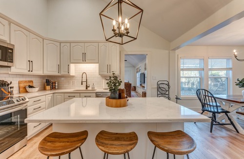 Stanton Cottage | Modern Farmhouse 5 miles to Blue Oval!