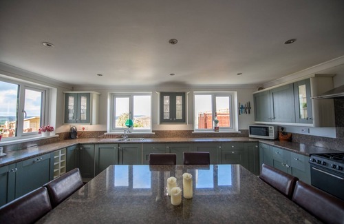 Llangynog House | Modern Farmhouse all en suit nr Pembrokeshire & Carmarthen, Hot tub, own paddock