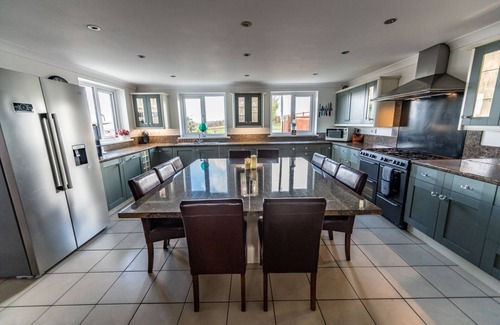 Llangynog House | Modern Farmhouse all en suit nr Pembrokeshire & Carmarthen, Hot tub, own paddock