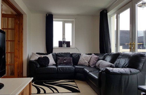 Llangynog House | Modern Farmhouse all en suit nr Pembrokeshire & Carmarthen, Hot tub, own paddock