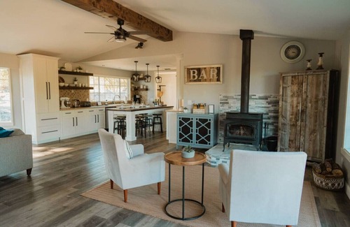 Ahwahnee Apartment | Modern Farmhouse by Casa Oso with hot tub/views