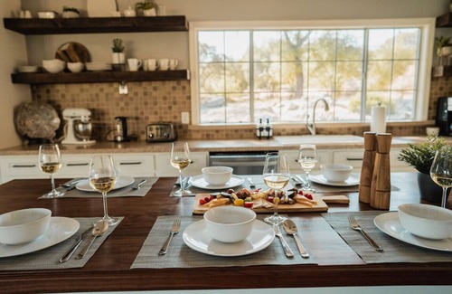 Ahwahnee Apartment | Modern Farmhouse by Casa Oso with hot tub/views