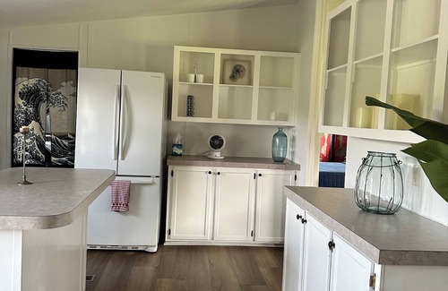 Shelbyville House | Modern, Farmhouse Experience-From our Farm to your Table -family& pet friendly