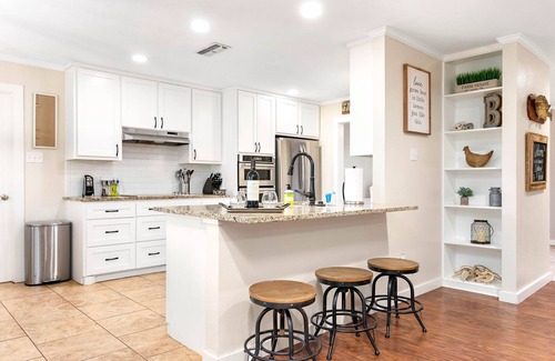 Comfort House | Modern Farmhouse - Hill Country Getaway - Texas Wine Country