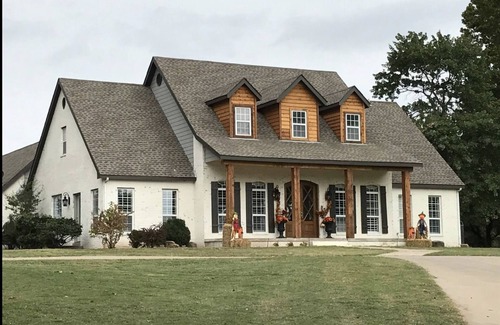 Coweta House | Modern Farmhouse on 6 acres, 7 bedrooms, with a pool.