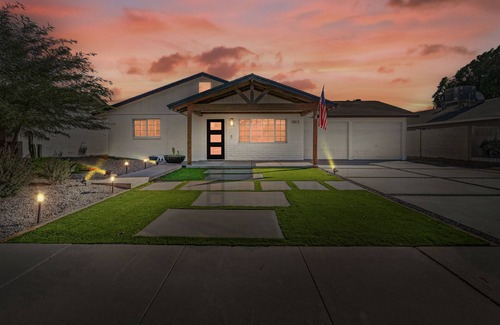 Gililland House | Modern Farmhouse Resort with Private Pool in the heart of Tempe. Dog Friendly!