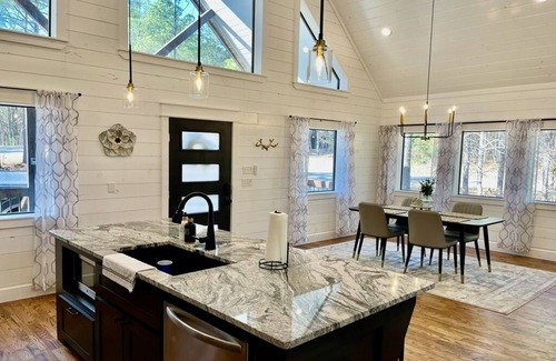 Pickens Cabin | 🏡 Modern Farmhouse Retreat w/Hot Tub, Bright and Open, Immaculate ✨