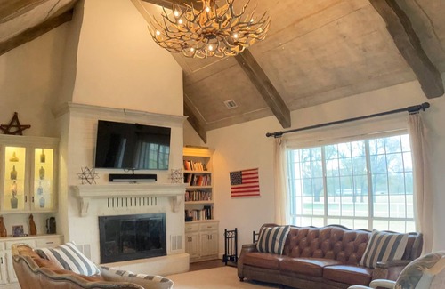 Fairfield Other | Modern farmhouse retreat between DFW and Houston.