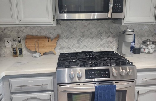 Tulare House | Modern Farmhouse style 3-bedroom house with EV charger/WiFi in welcoming Tulare