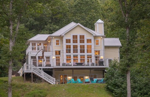 Waverly Ski Chalet | Modern Farmhouse Style Chalet with amazing Kentucky Lake views - Dock, Hottub and Firepit!