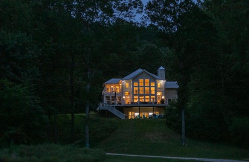 Waverly Ski Chalet | Modern Farmhouse Style Chalet with amazing Kentucky Lake views - Dock, Hottub and Firepit!