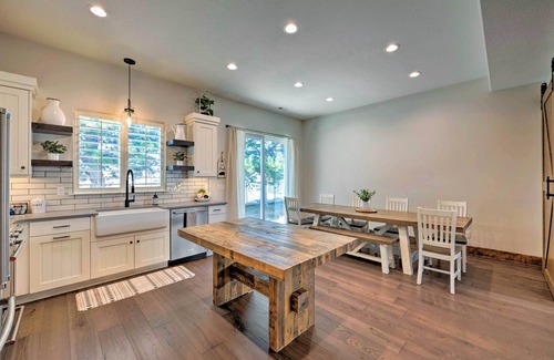 Woodland Estates House | Modern Farmhouse w/Patio, Grill & Mtn Views!