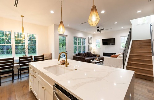 Dawson House | Modern Farmhouse | Walk to South Congress |3BR/3BA