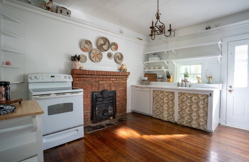 Sevierville Other | Modern Farmhouse with Cottage