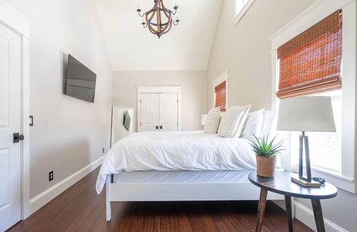 Portsmouth House | Modern Farmhouse with Large Yard