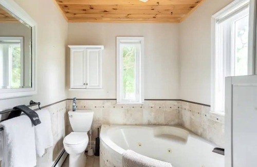 Freehold House | Modern Farmhouse with Pool in the Catskills